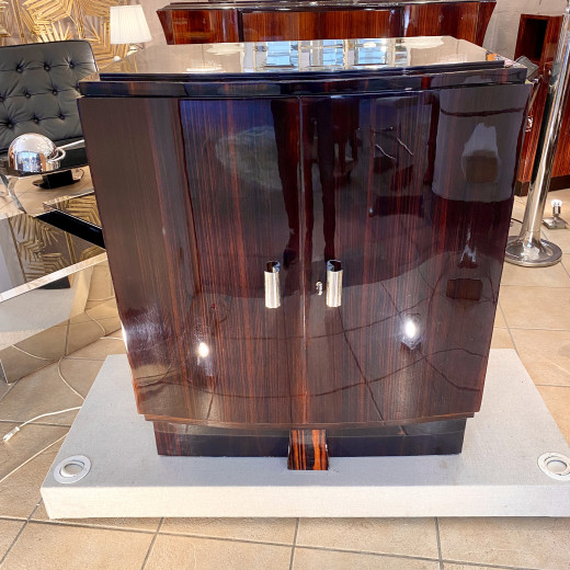 Petit buffet en ébène de Macassar...