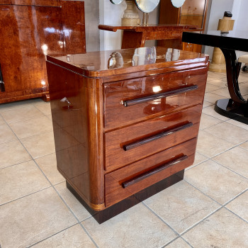 Petite commode moderniste...